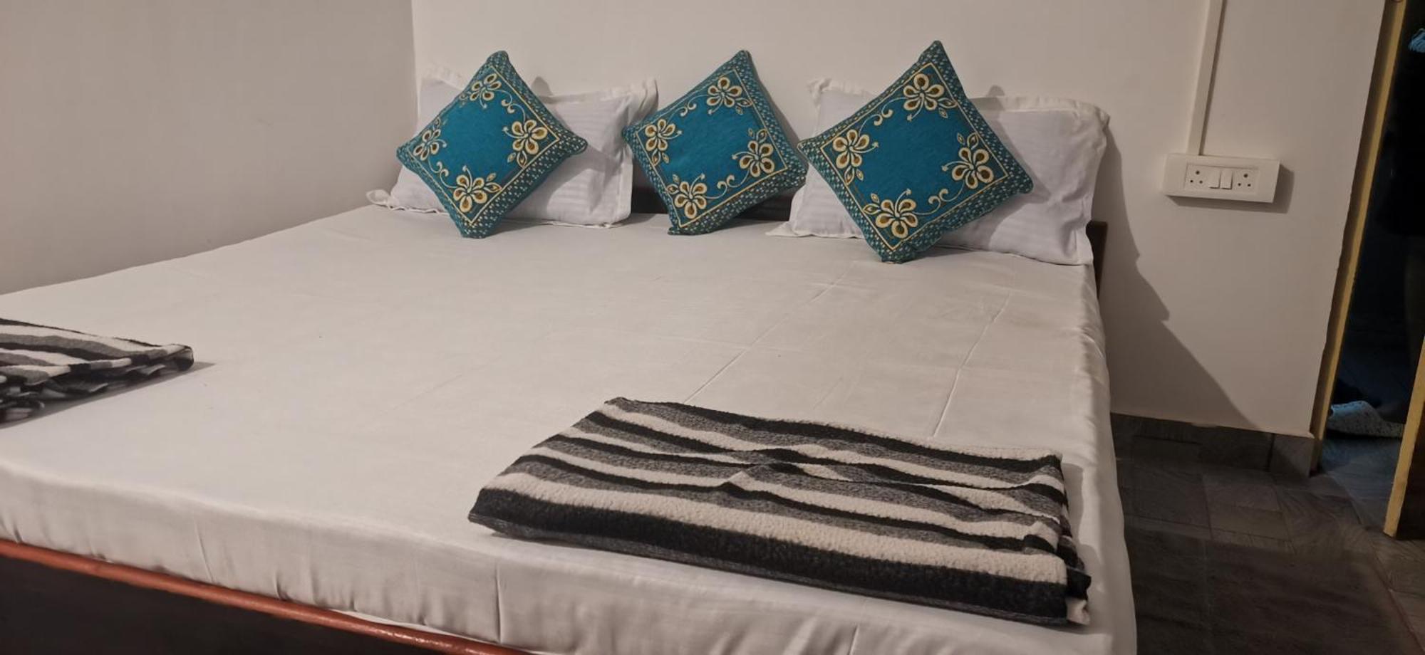 Cocks Town Hotel Арамбол Екстериор снимка